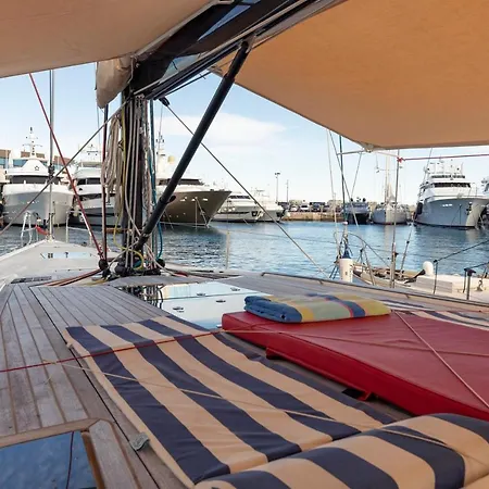 Voilier Luxe Face Au Palais * Cannes