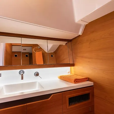 Voilier Luxe Face Au Palais
