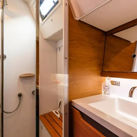Botel Voilier Luxe Face Au Palais