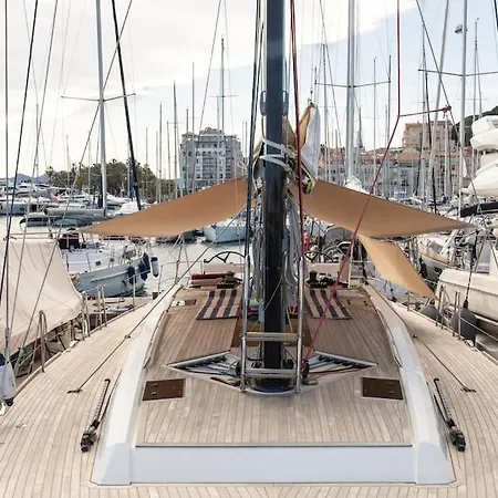 Botel Voilier Luxe Face Au Palais